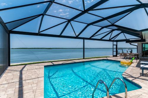 Waterfront 3 3 Home with Panoramic Bay Views — 4-Star Luxury Hotel in Marco Island, United States