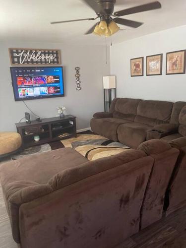 Comfy 3 Bed 2 Bath EZ Access To Santa's Wonderland — hotel near Easterwood Field