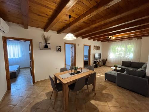 R Home Apartman — 4-Star Luxury Hotel in Zamardi, Hungary