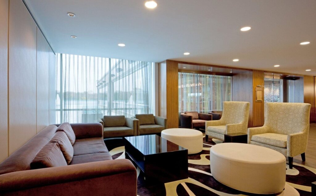 Hotel Indigo Boston Newton Riverside - photo 2