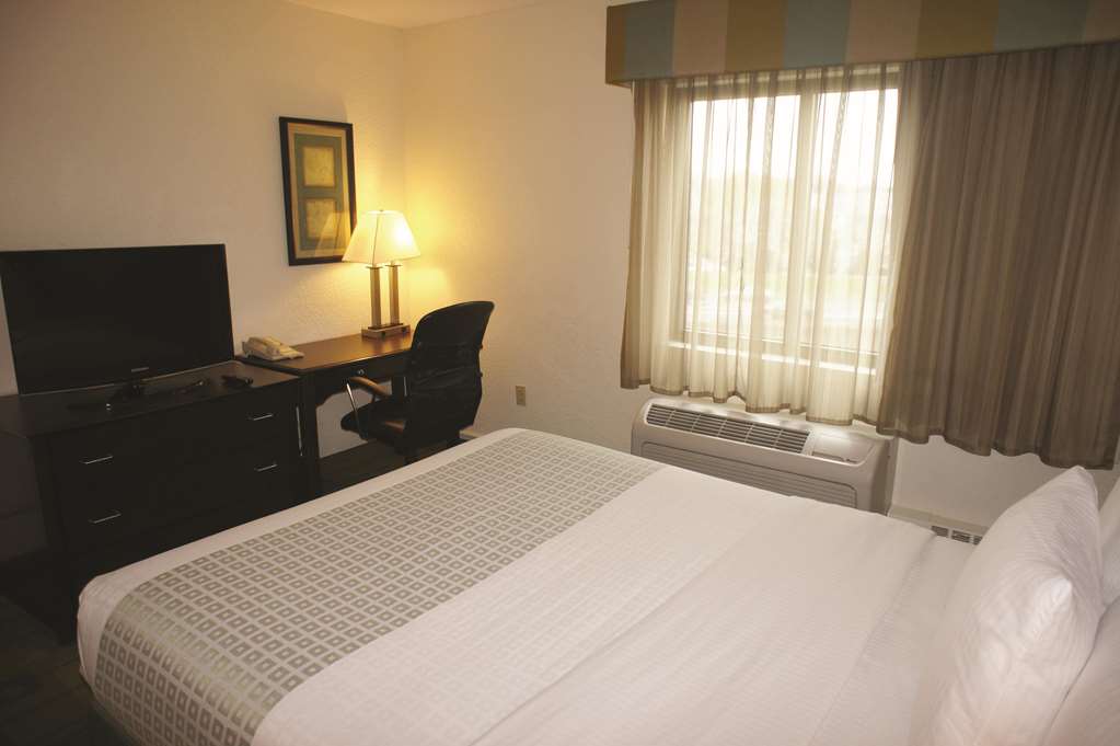 La Quinta Inn & Suites by Wyndham Boston Somerville - photo 18