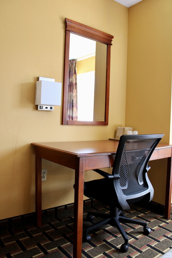 HomeTown Inn & Suites - photo 12