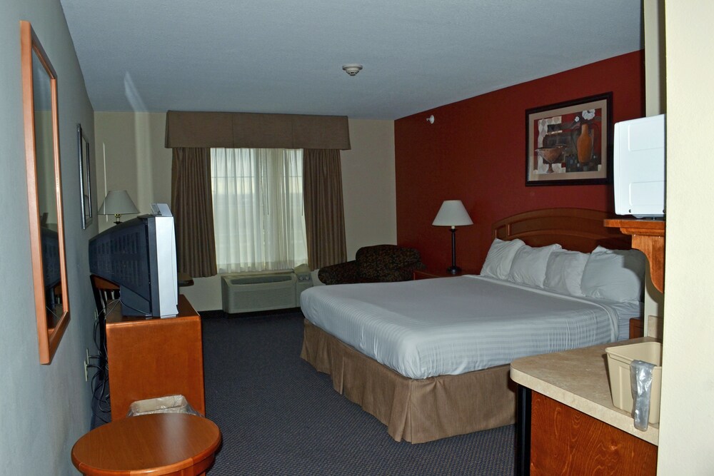 Paola Inn And Suites - photo 6