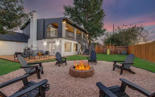 Stunning Modern Dream Home 5 BD Sleeps 14 — 4-Star Luxury Hotel in Houston, United States