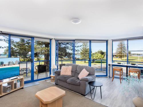 Heritage 202 Overlooking the Water — 4-Star Luxury Hotel in Tuncurry, Australia
