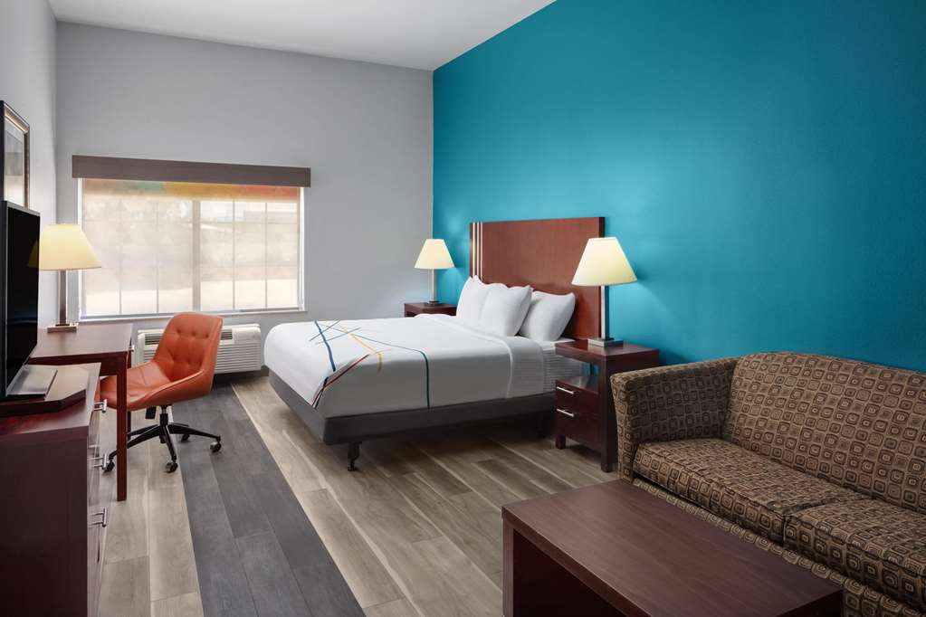 La Quinta Inn & Suites by Wyndham Woodward - photo 27