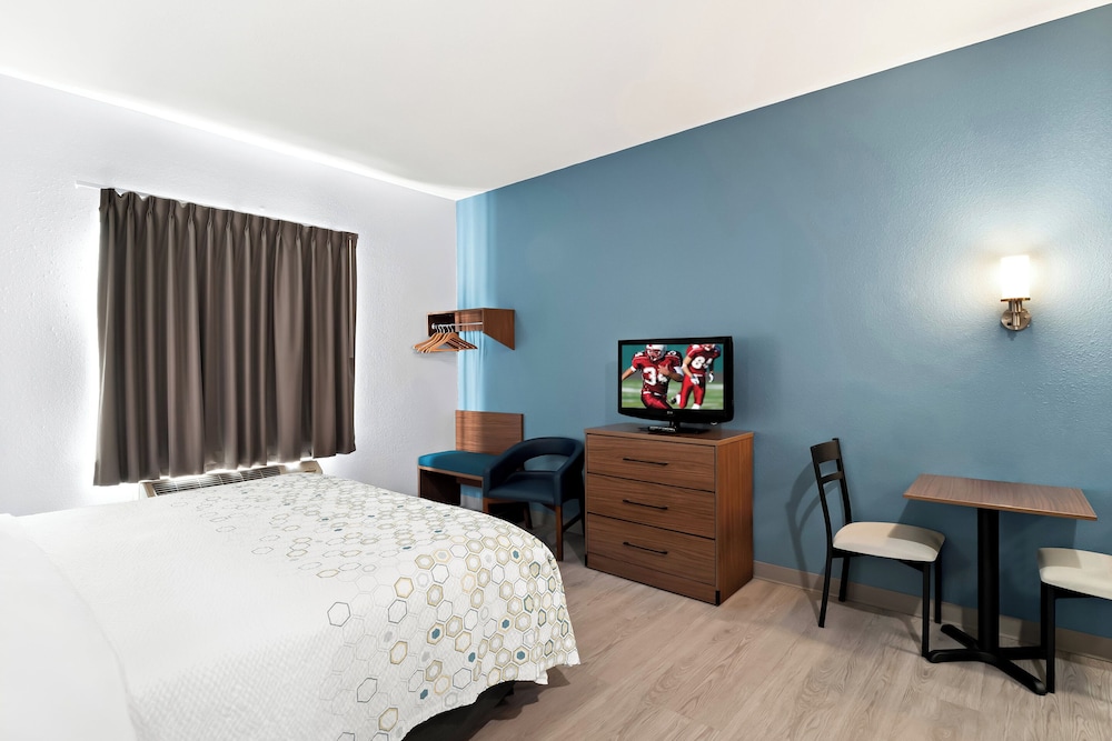 HomeTowne Studios by Red Roof East Lansing Okemos - photo 22