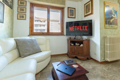 Shell Apartment Spazioso Attico Con WiFi Gratuito e Posto Auto — 4-Star Luxury Hotel in Perugia, Italy