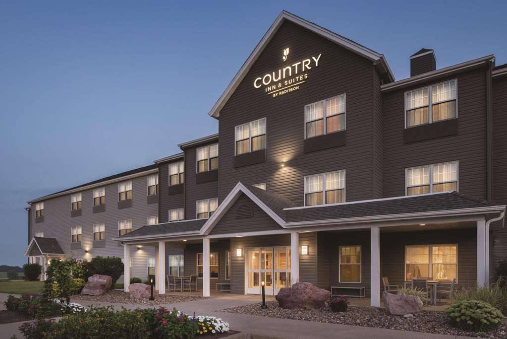 Country Inn & Suites by Radisson Pella IA - photo 2
