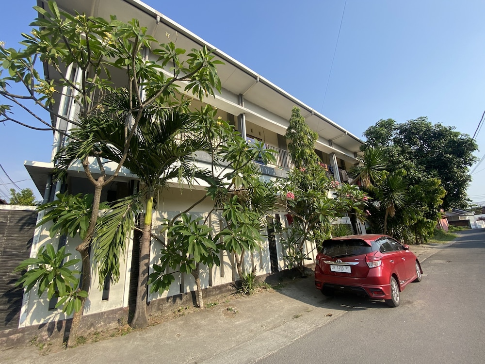 OYO Life 93258 Kos Sahabat — hotel in Janapria
