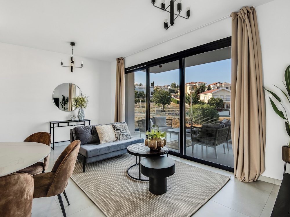 Sanders Elgio Precious 3 bdr Apt With Balcony