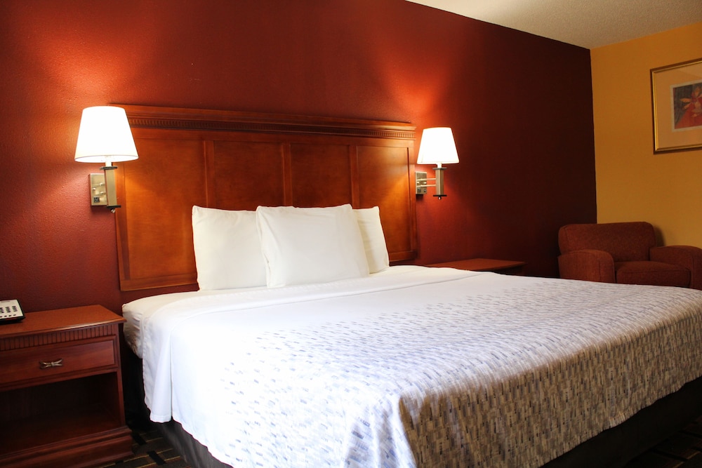 HomeTown Inn & Suites - photo 14