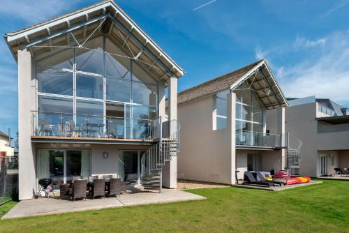 Lakeside property with spa access on a nature reserve Swans Rest HM103 in Stow On The Wold, United Kingdom