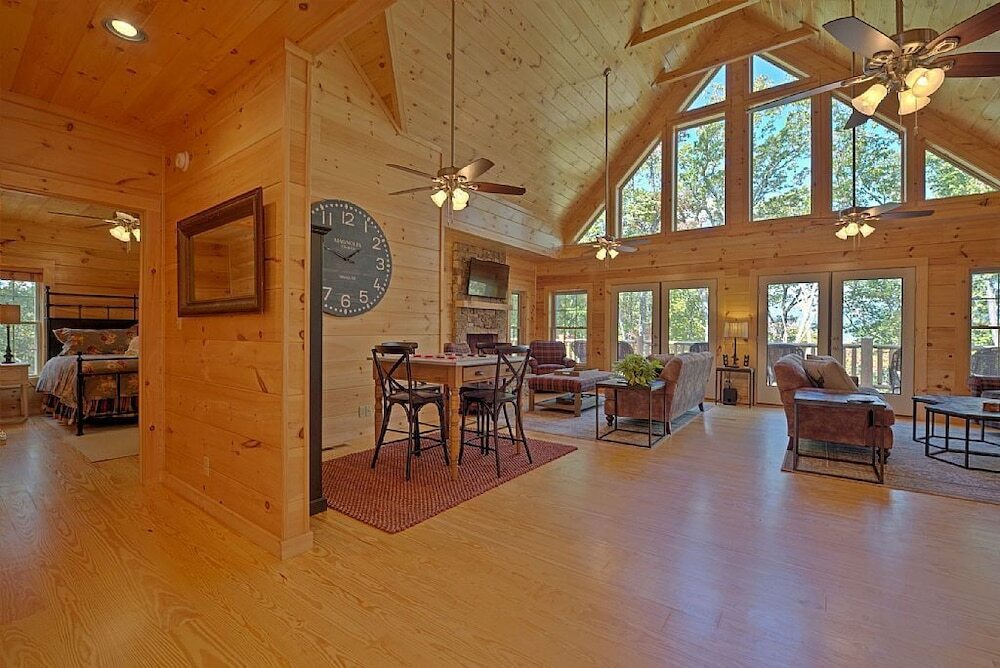 High Top Mountain Lodge by Carolina Mornings — 4-Star Luxury Hotel in Black Mountain, United States