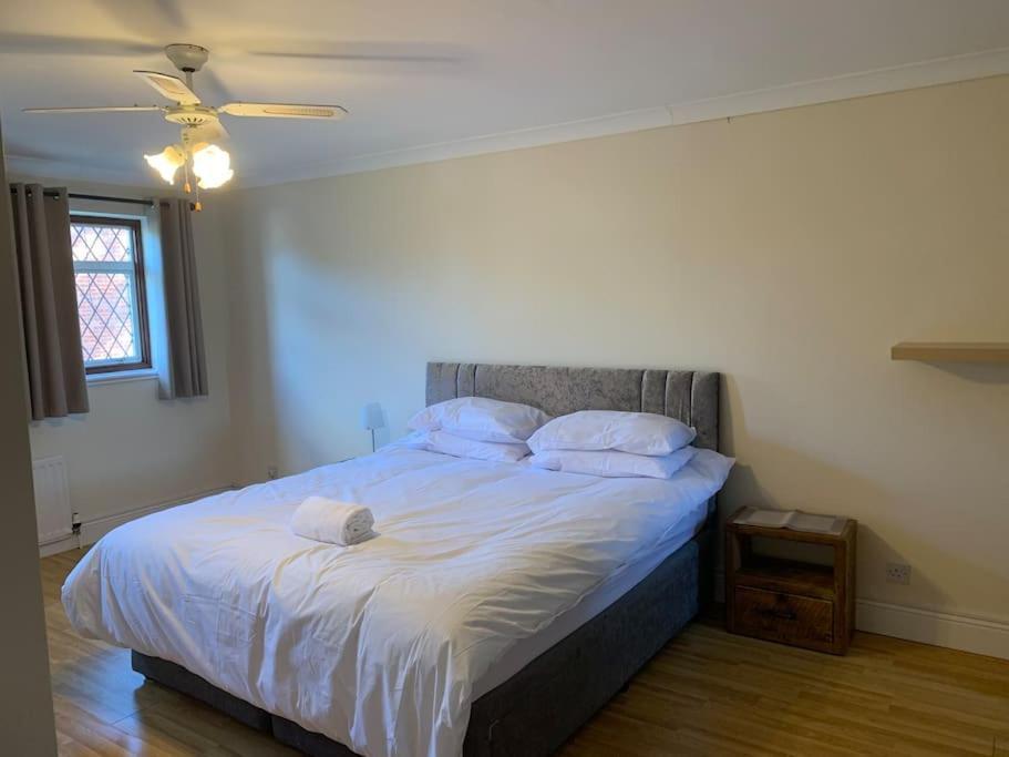 Super King Bed Suite Executive Office Fast Wifi Free Parking — 4-Star Luxury Hotel in St Ives, United Kingdom
