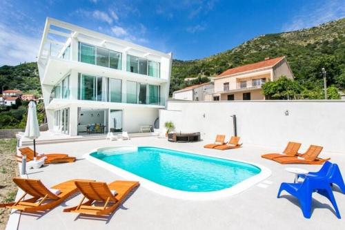 Five Bedroom Villa with Private Pool & Sea View