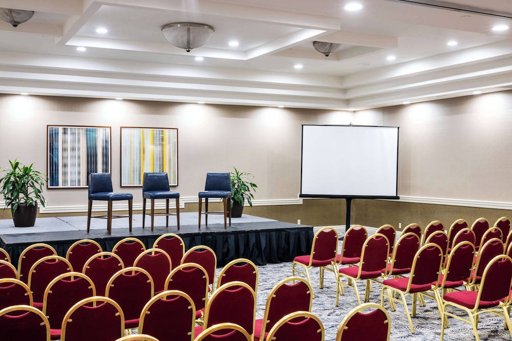DoubleTree by Hilton Hotel Newark Airport - photo 75