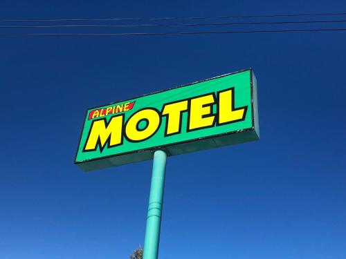 Alpine motel — hotel in Rocky Mountain House