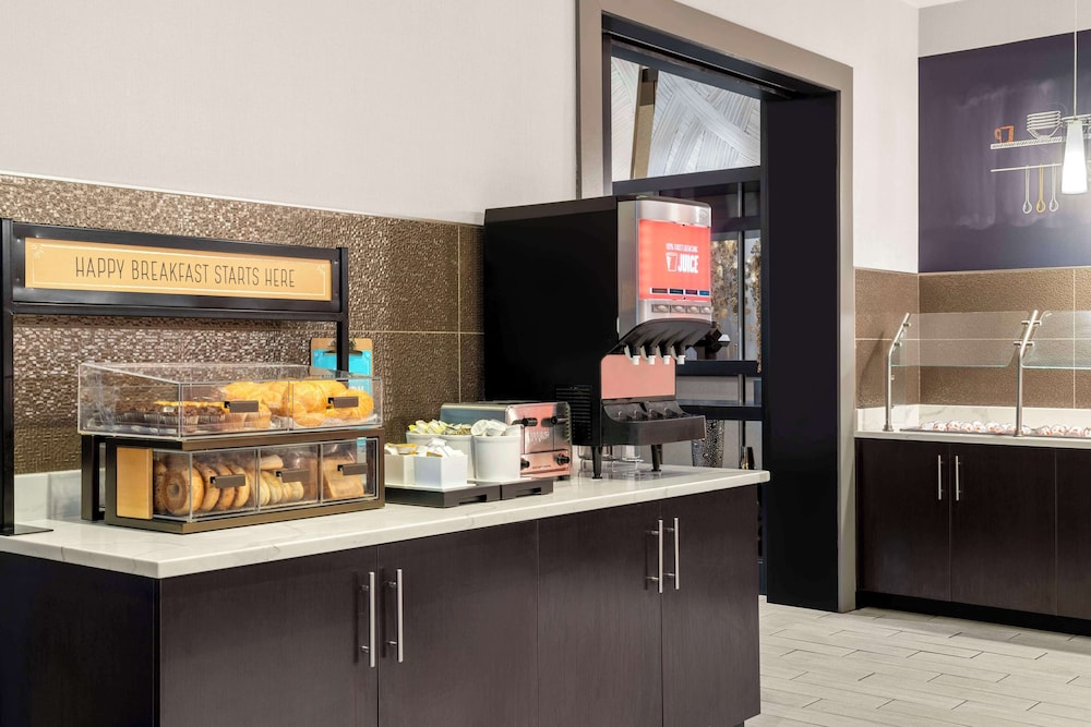 Hampton Inn & Suites Worcester - photo 42