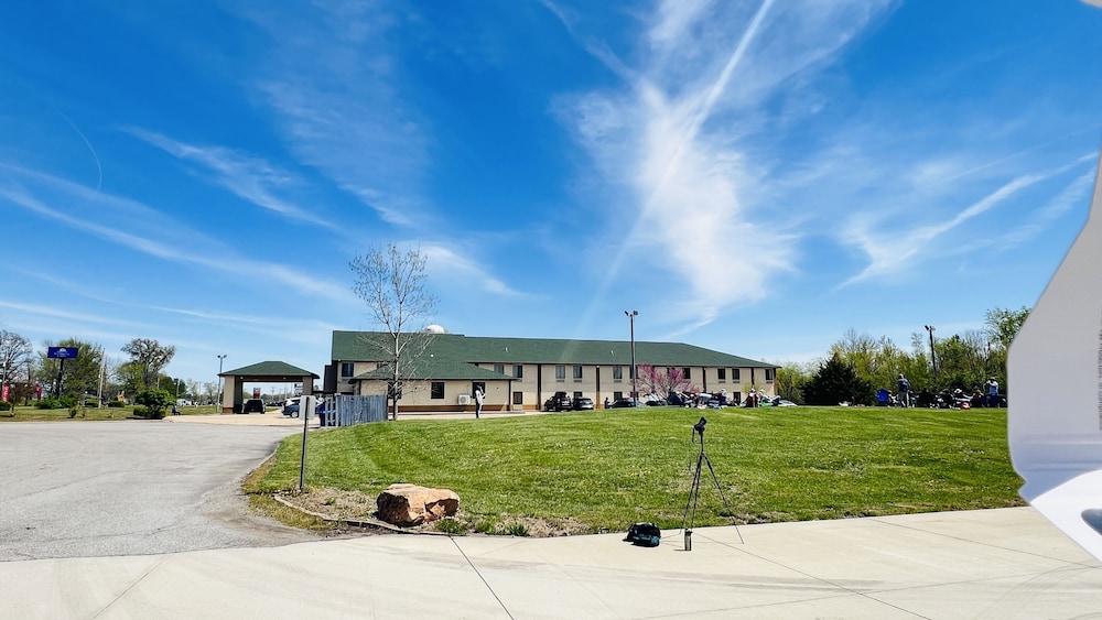 Pinckeyville Inn and Suites - photo 42
