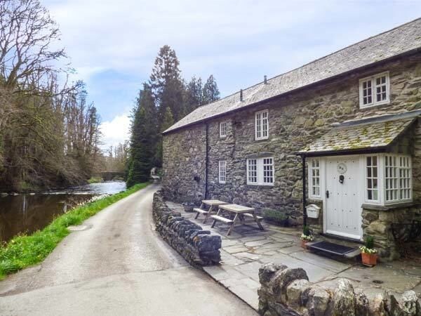 Beater's Cottage — 4-Star Luxury Hotel in Llangwm, United Kingdom