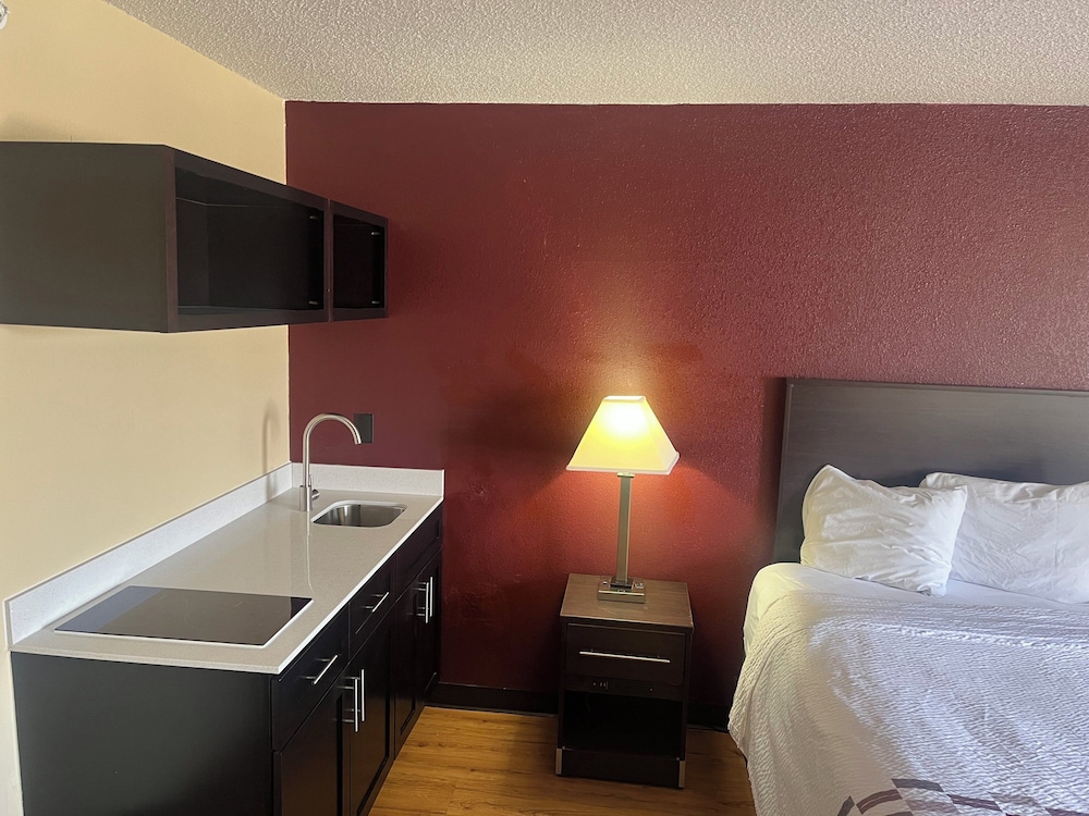 Red Roof Inn & Suites Indianapolis Airport - photo 27