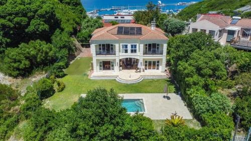 Luxury Family Villa Near Beach with Grill and Workspace — 4-Star Luxury Hotel in Cape Town, South Africa