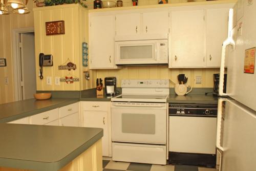 Cabana Boy by Oak Island Accommodations - photo 4
