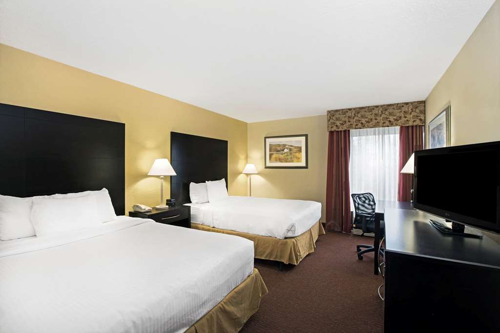 La Quinta Inn & Suites by Wyndham Salina - photo 27
