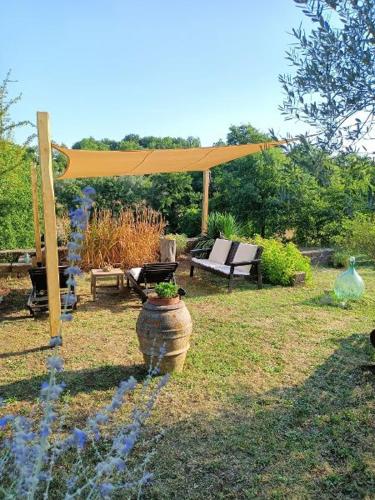 Il Mandorlino Pitigliano Appartamento in Tipico Casale Maremmano Con Portico E Giardino — hotel in Pitigliano
