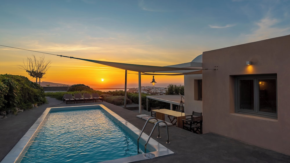 270 Oia's View — 4-Star Luxury Hotel in Oia, Greece