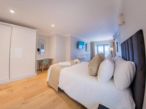 Cape Joy BRAND NEW luxury villa just rolled out in Cape Town Plattekloof