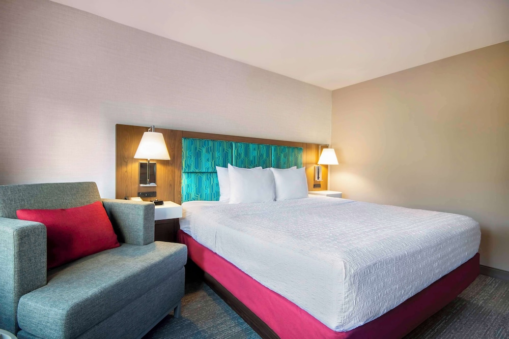Hampton Inn East Aurora - photo 13