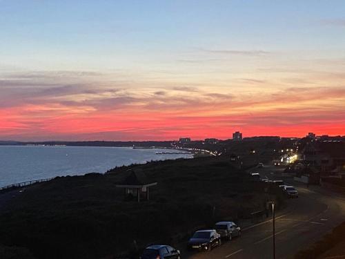Stunning Sea View Two Double Bedroom Apartment With Balcony Opposite Beachfront Walk — 4-Star Luxury Hotel in Bournemouth, United Kingdom