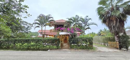 Casa vacacional Playa y Campo familiar — 4-Star Luxury Hotel in Santa Elena, Ecuador