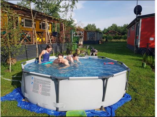 Domek letniskowy niebieski całoroczny — hotel in Rzeczenica