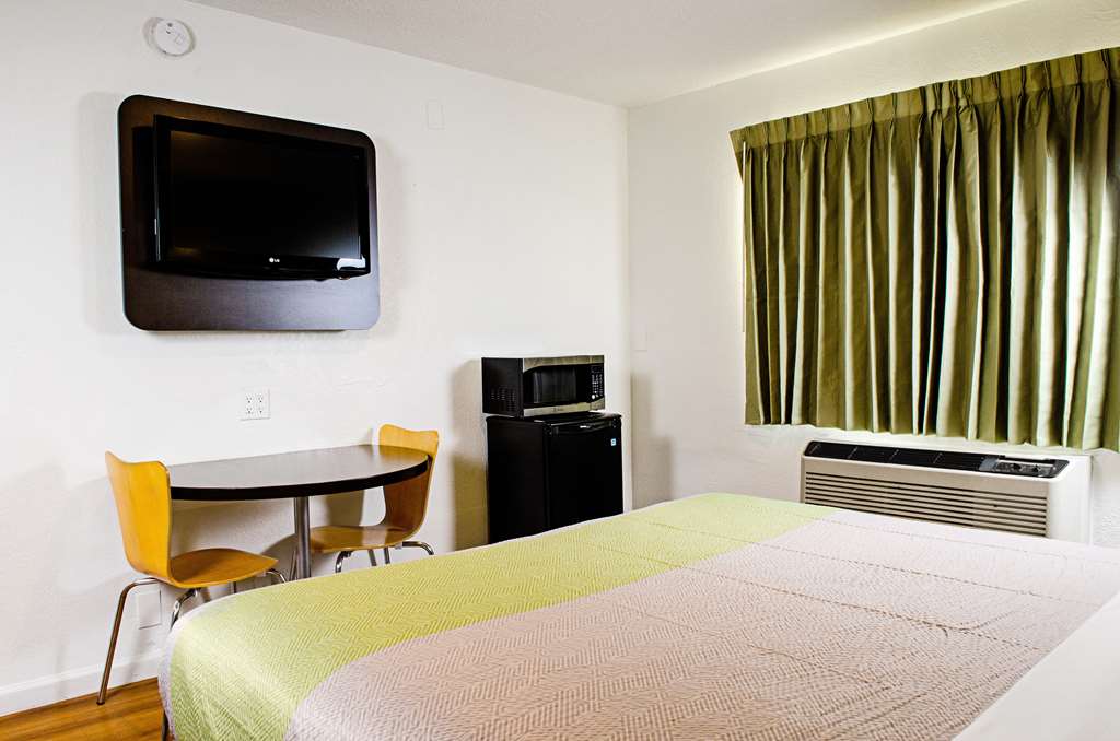 Motel 6 Modesto CA Downtown - photo 12