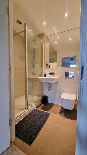 Spacious 2BR 2BA Ground Floor Apartment in RG2 Ideal for Contractors & Business Stays FREE Parking & Sleeps Up To 7