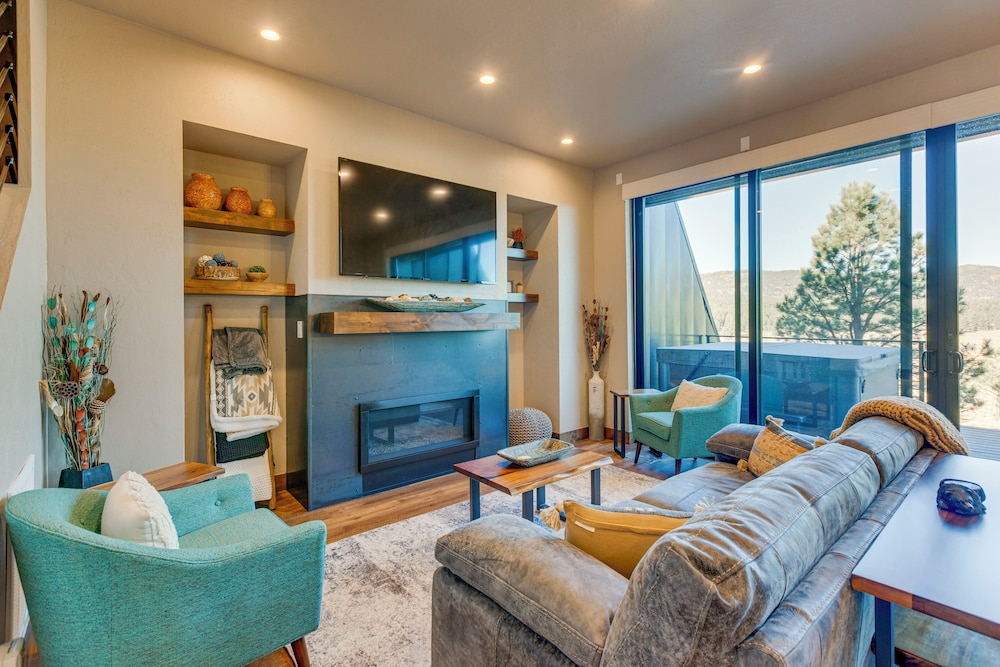 Angel Fire Home w Hot Tub 1 Mi to Ski Slopes — 4-Star Luxury Hotel in Angel Fire, United States