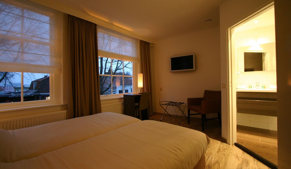 Hotel Veere — Unknown City — photo 4