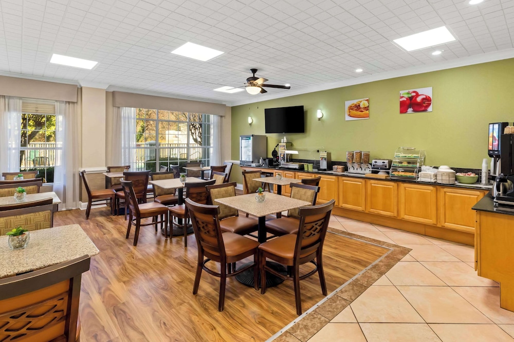 Quality Inn Fayetteville near Historic Downtown Square - photo 42