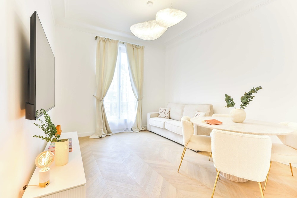 Authentic Apartment 2br 6p Bois de Boulogne — 4-Star Luxury Hotel in Paris, France