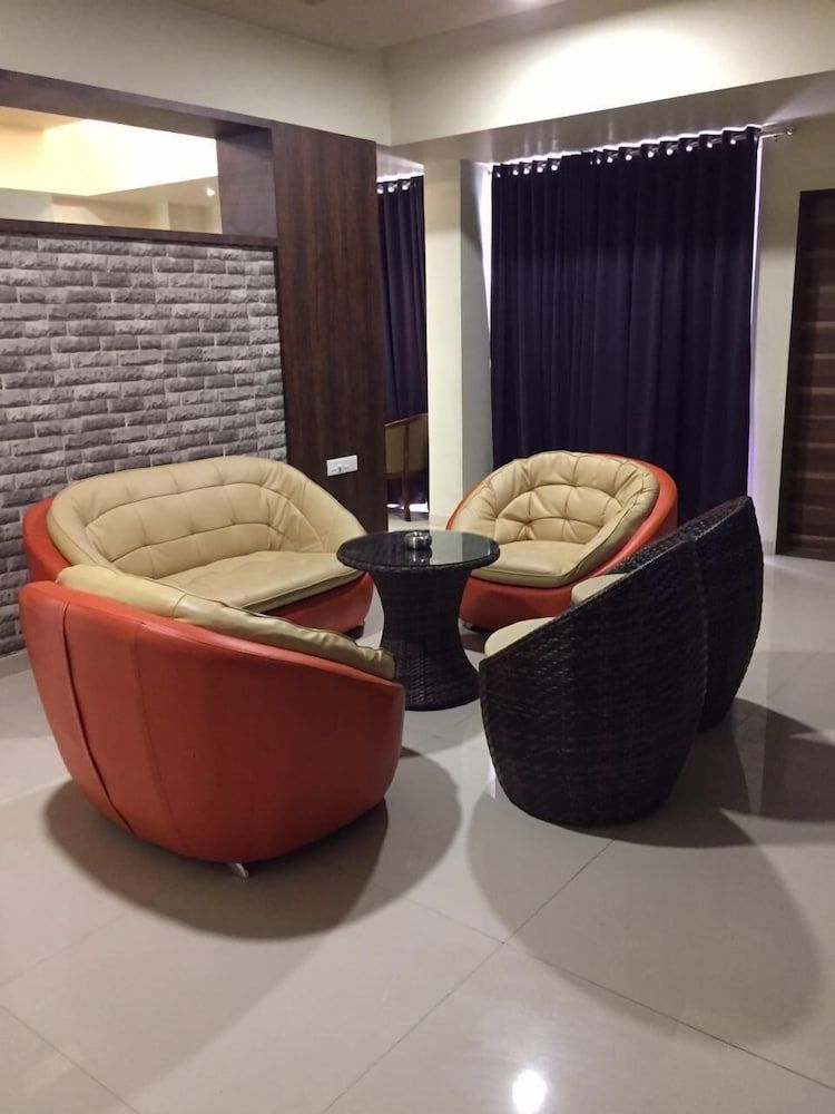 Capital O 46883 Hotel Shiv Palace in Kadi, India