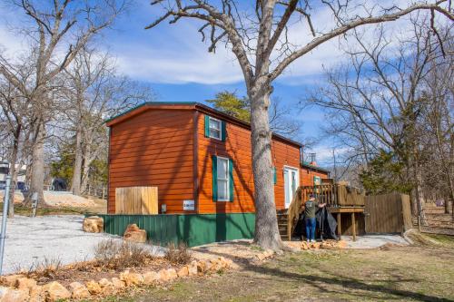 Charming Cabin Pondview Hot Tub 22017406 — Carthage