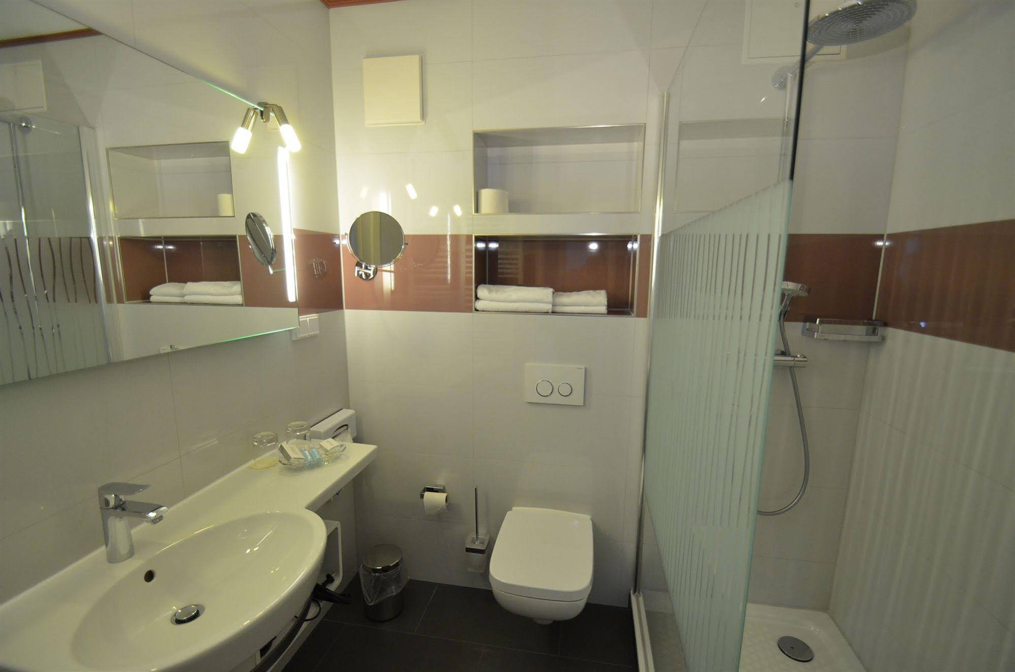 Ferienappartement Residenz Waldkrone — 4-Star Luxury Hotel in Ostseebad Kuehlungsborn, Germany