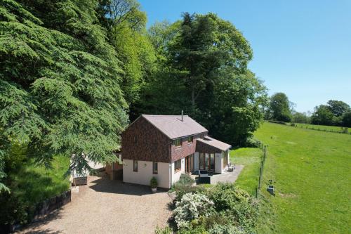 Holly Cottage — 4-Star Luxury Hotel in Cranleigh, United Kingdom