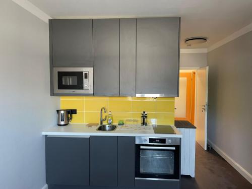 neu renoviert private zimmer mit Bad und Küche in Rostock, Germany