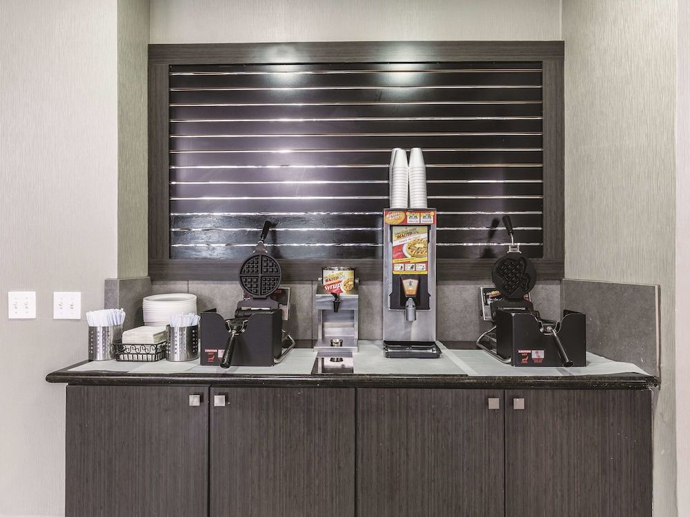 La Quinta Inn & Suites by Wyndham Houston Clear Lake NASA - photo 25