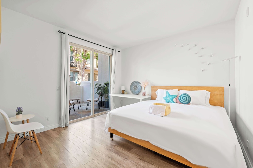 Private Entry Suite W Patio Bath Kitchenette 22273570 — Lake Forest