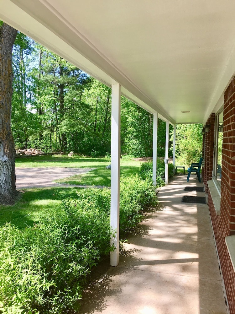 Elk Rapids Lakeshore Inn - photo 35